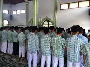 Shalat Berjamaah - MTs Maarif NU Srumbung